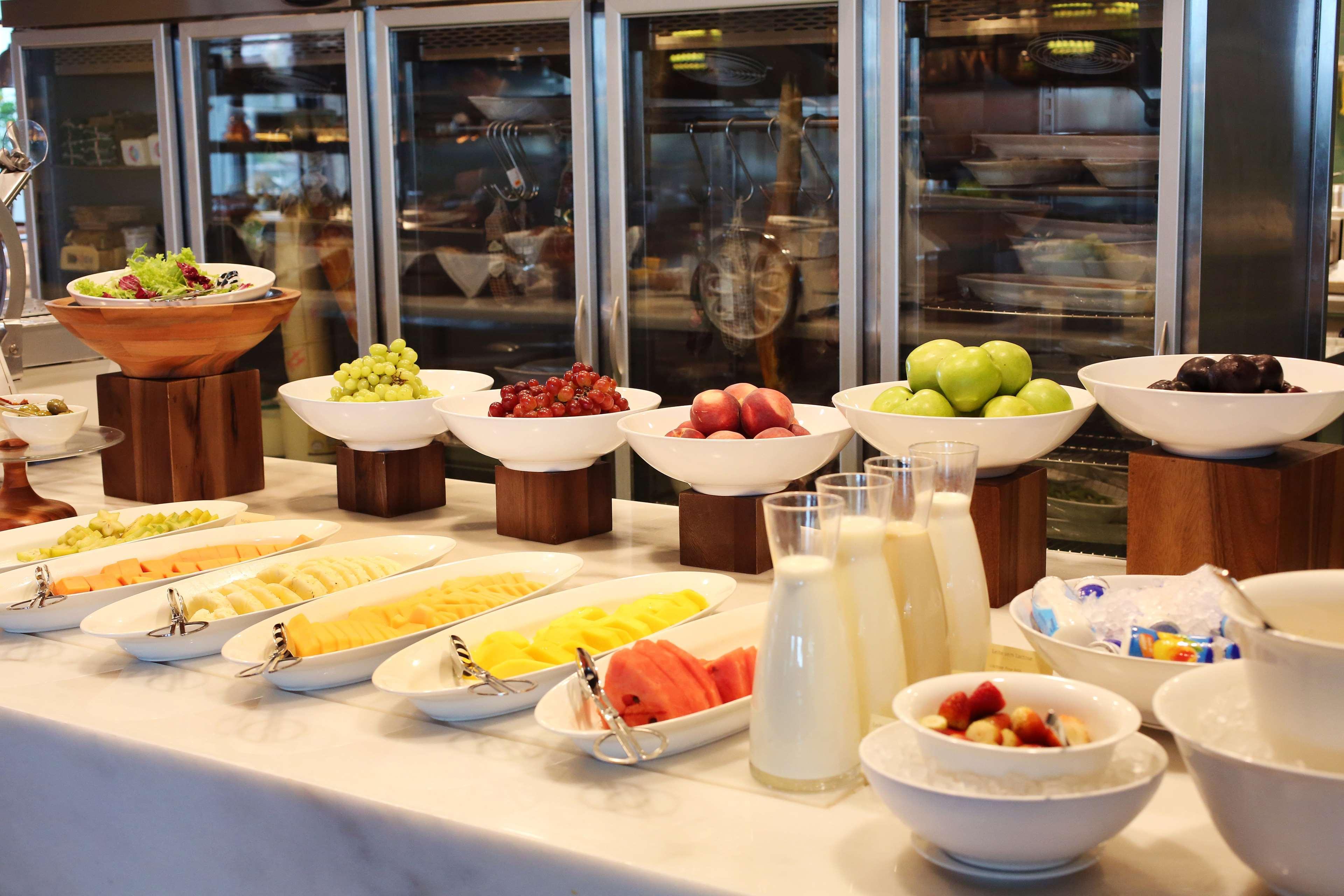 Hotel Grand Hyatt Rio De Janeiro Esterno foto A buffet of fruit and dairy products