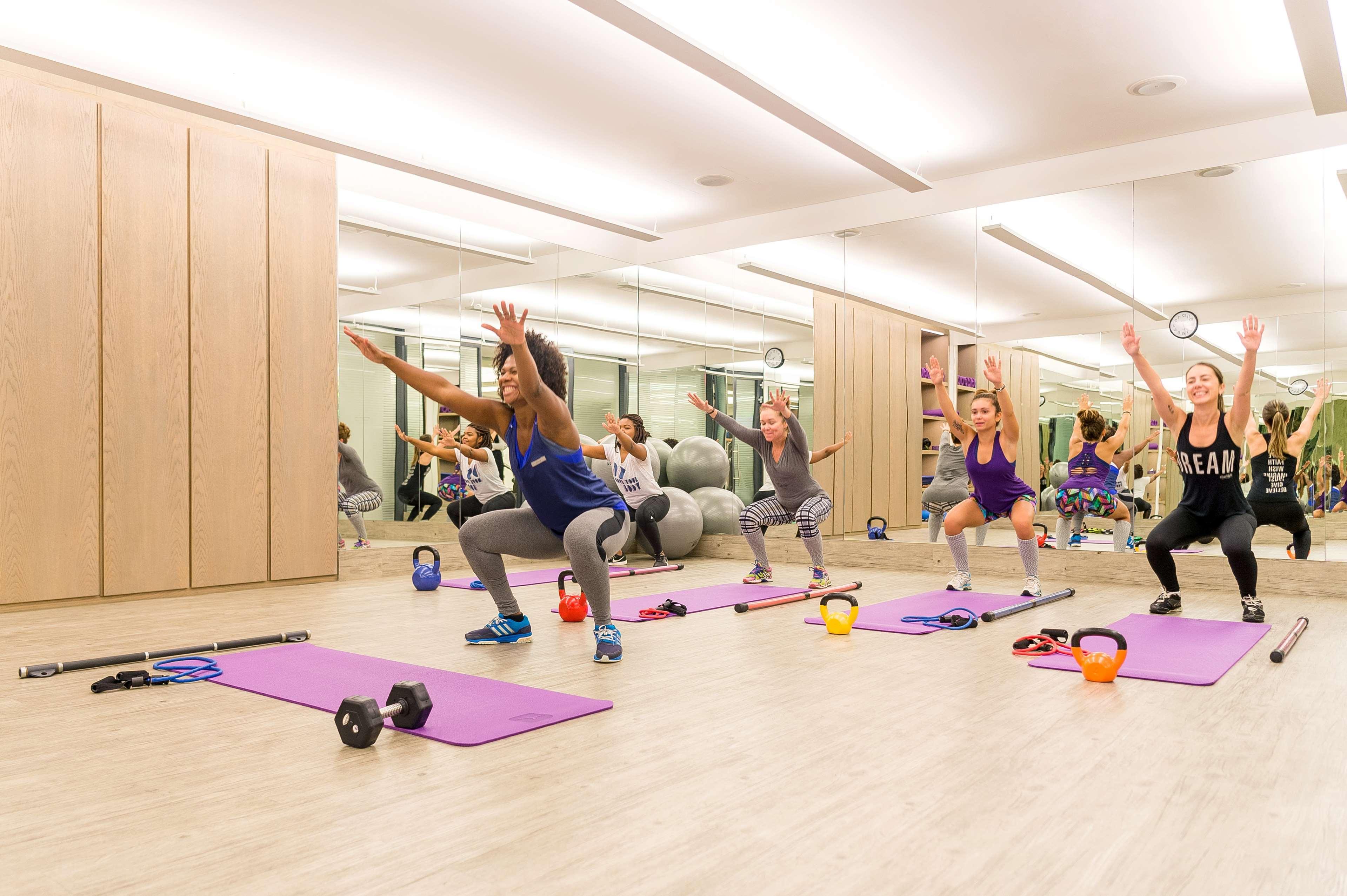 Hotel Grand Hyatt Rio De Janeiro Esterno foto A group of people doing a bodyweight workout
